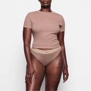 Skims COTTON RIB T-SHIRT (UMBER)